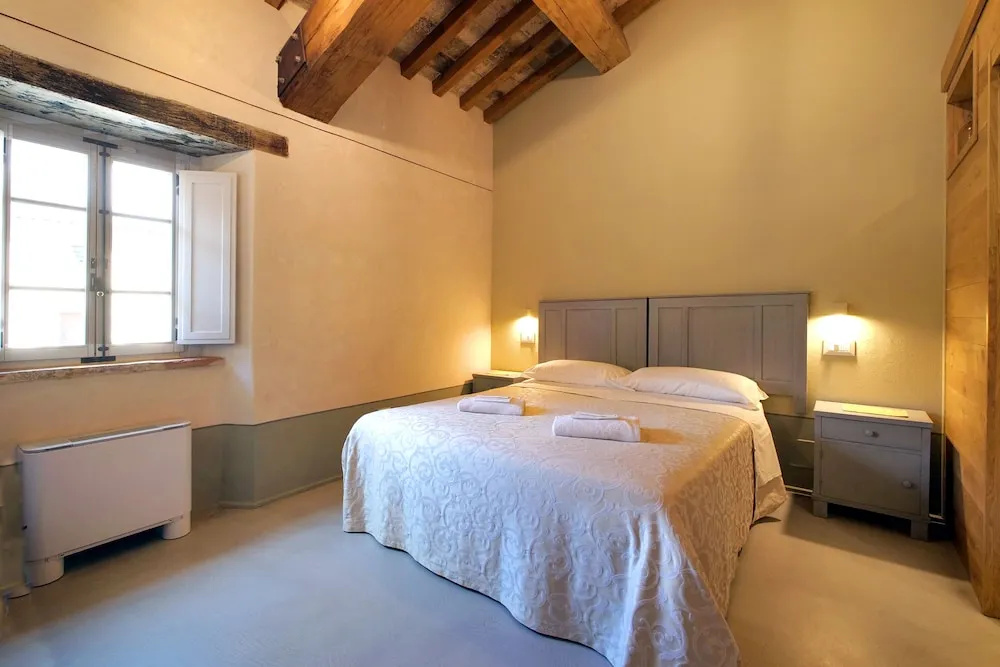 5 Bedrooms Apartment