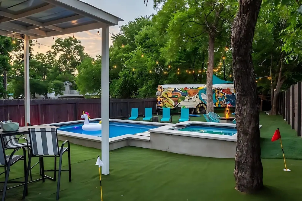 Pool HotTub Magic School Bus 5 mins to Downtown, Austin