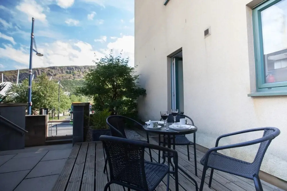 2 Bedroom Flat In Holyrood Area
