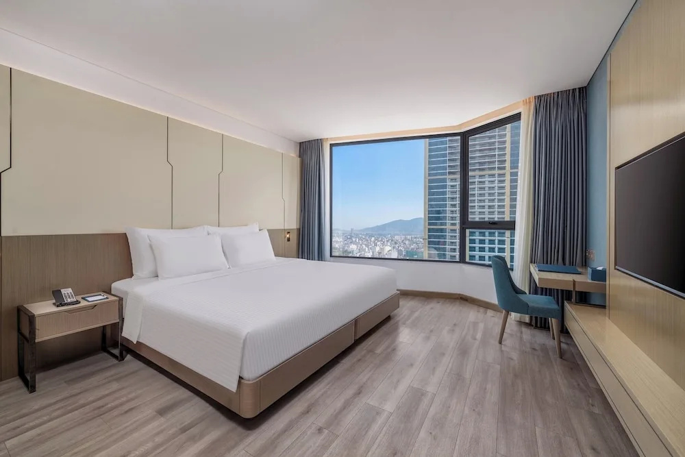 Awaken Danang Hotel Room Type - Deluxe Double room with partial sea view (full double bed)