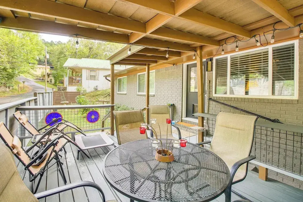 Walk to Bathhouse Row: Dog-friendly Home!