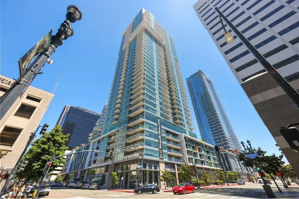NEW Upscale Downtown San Diego Stay Queen Bed Pool Sauna