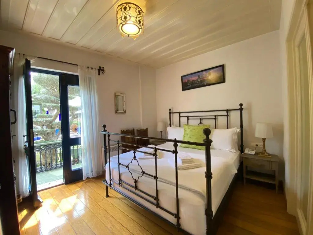Deluxe Double room with balcony (full double bed)
