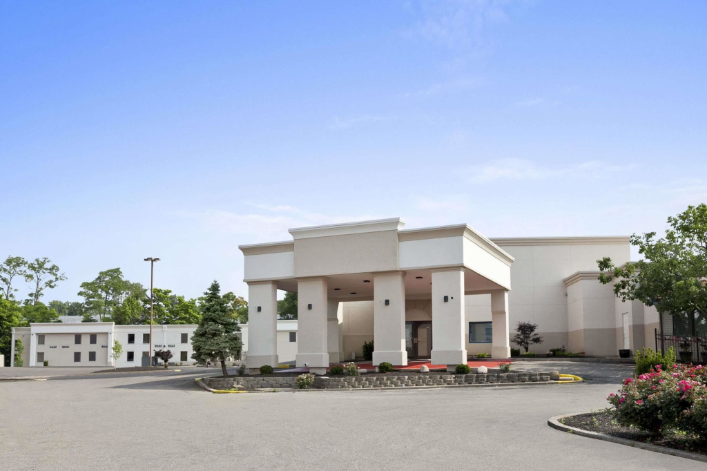 Quality Inn & Suites Cincinnati Uptown Norwood