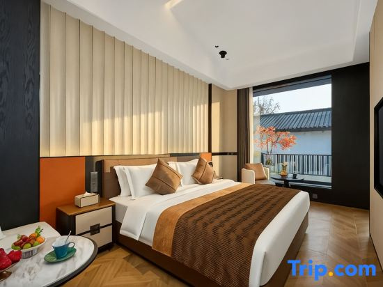 Deluxe Double room (full double bed)