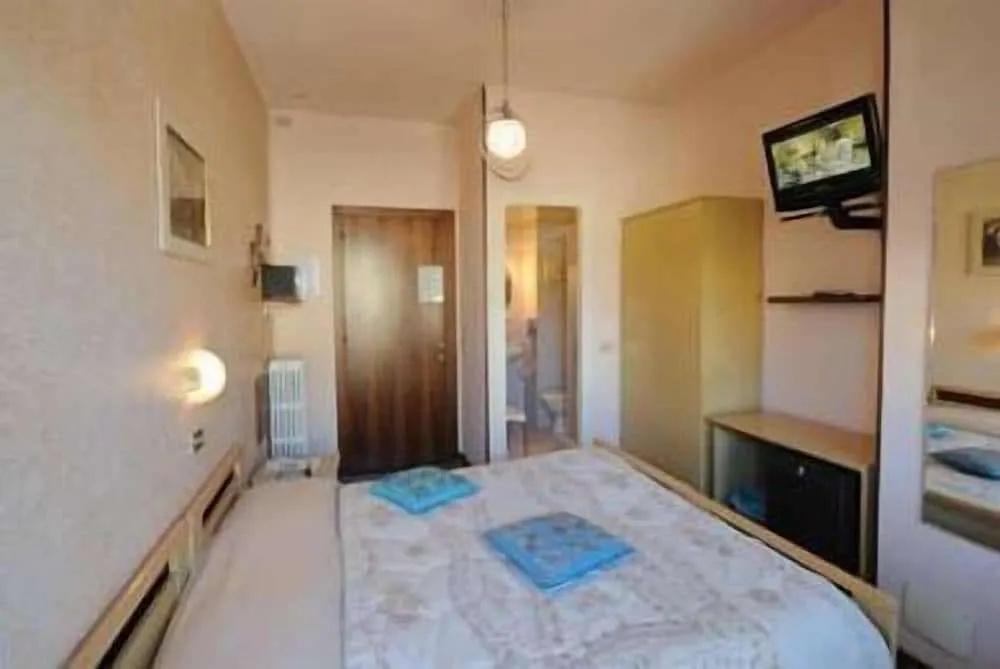 Hotel Elena — 3