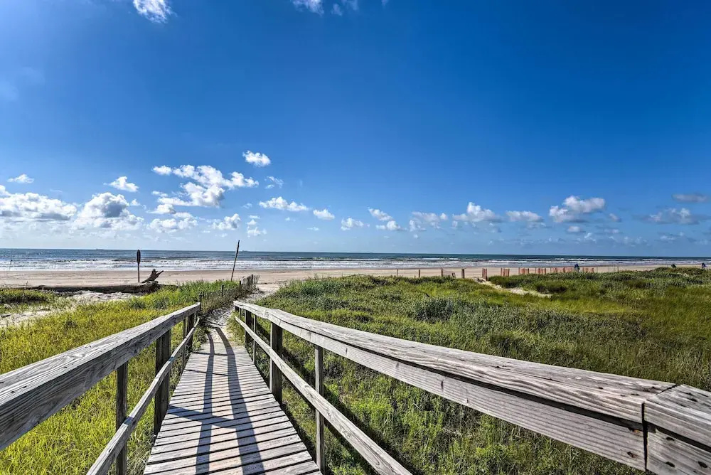 'the Spicy Crab' Freeport Home w/ Beach-view Deck!