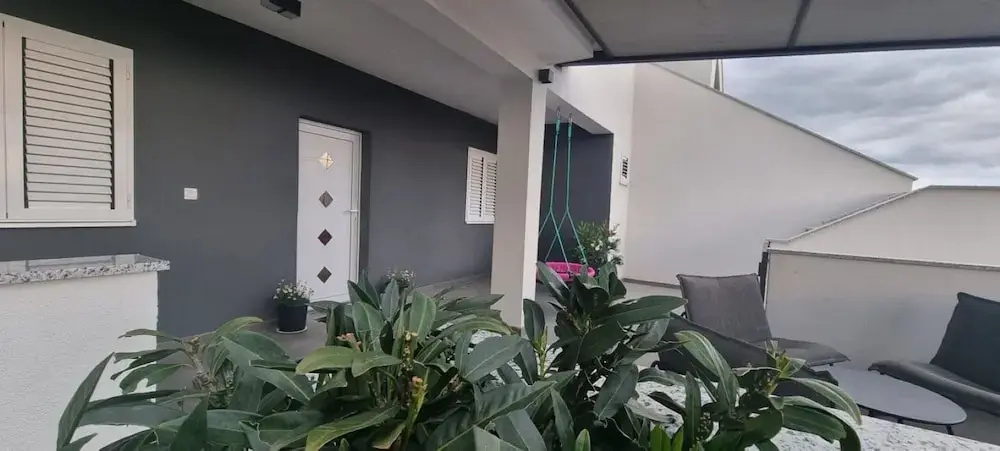Spacious Apartment in Kastel Novi