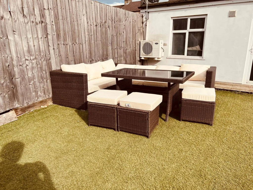 Beautiful 6 Bedroom with spacious Lounge & Rooms Free parking