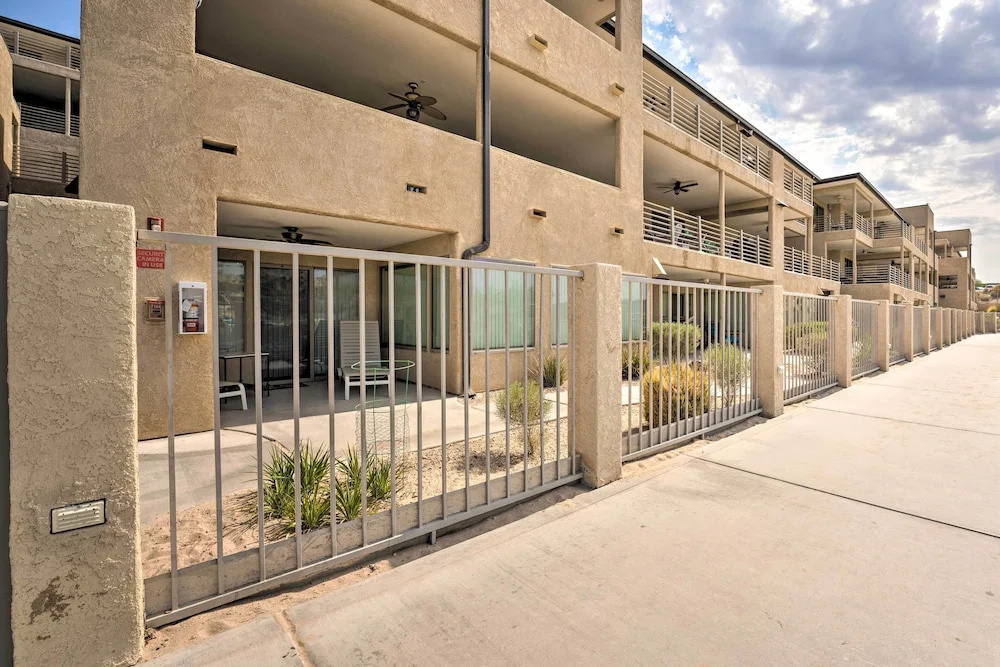 1 Mi to London Bridge: Condo w/ Pool Access