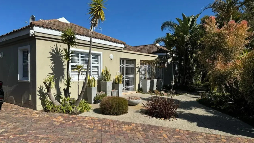 Plett57 - Self Catering - Room No1