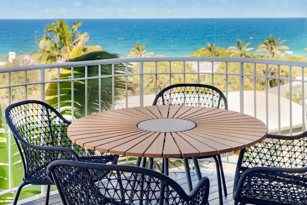 Unit 9 Fantastic Holiday Apartment in Sunshine Beach Stunning Views Opposite Beach Access