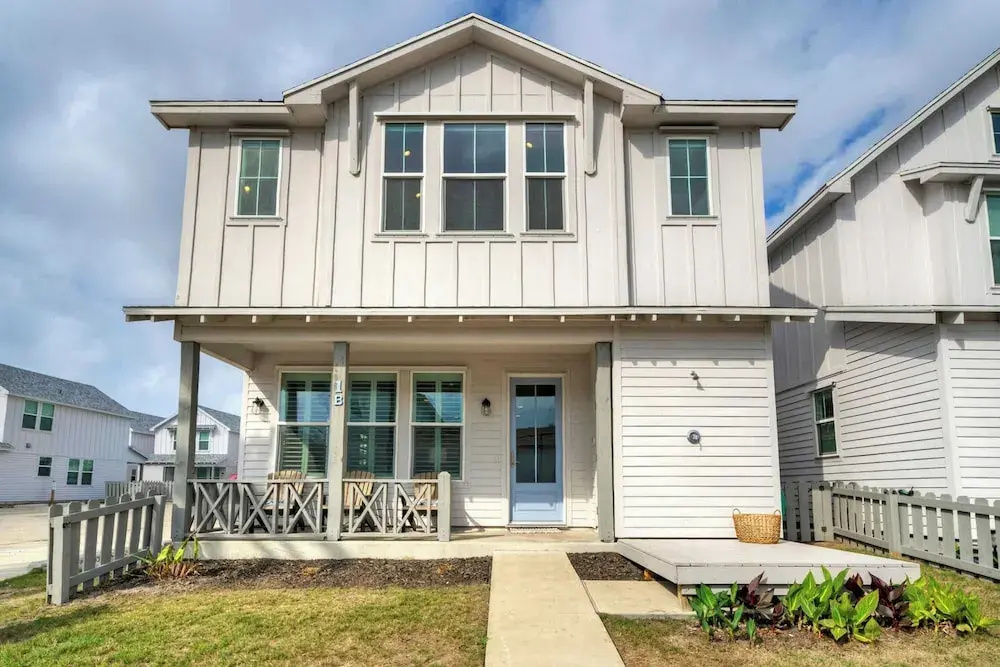 Sleeps 20 2 Homes in Mercer Village w/ Pool Heart of Old Town, Walkable