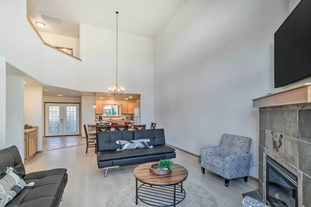Bright Klamath Falls Townhome w/ Resort Perks - фото 2