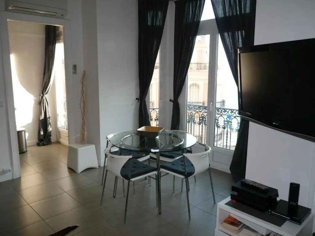 Voir la photo 2 — 2 Pieces, Centre Ville, 50 Metres Plages Et Mer.