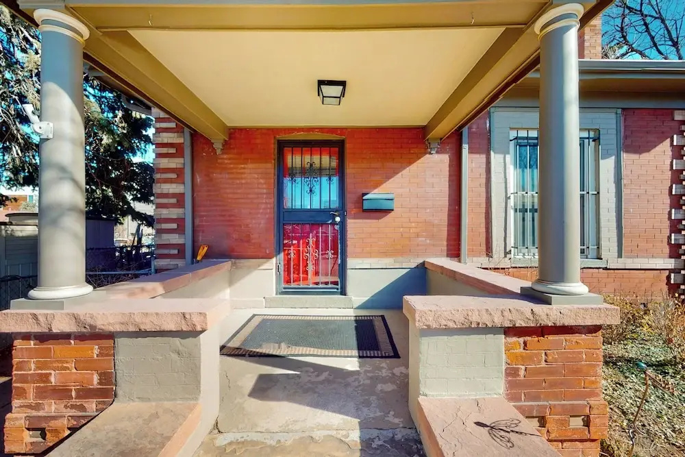 Elati Guesthouse: Walkable Home in Arts District