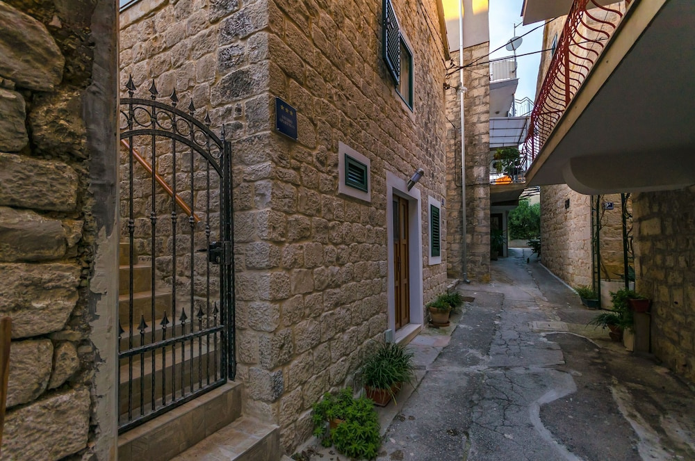 Apartment Stone Apartment in Center