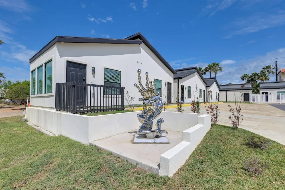 Community Pool! Walkable South Padre Island Studio