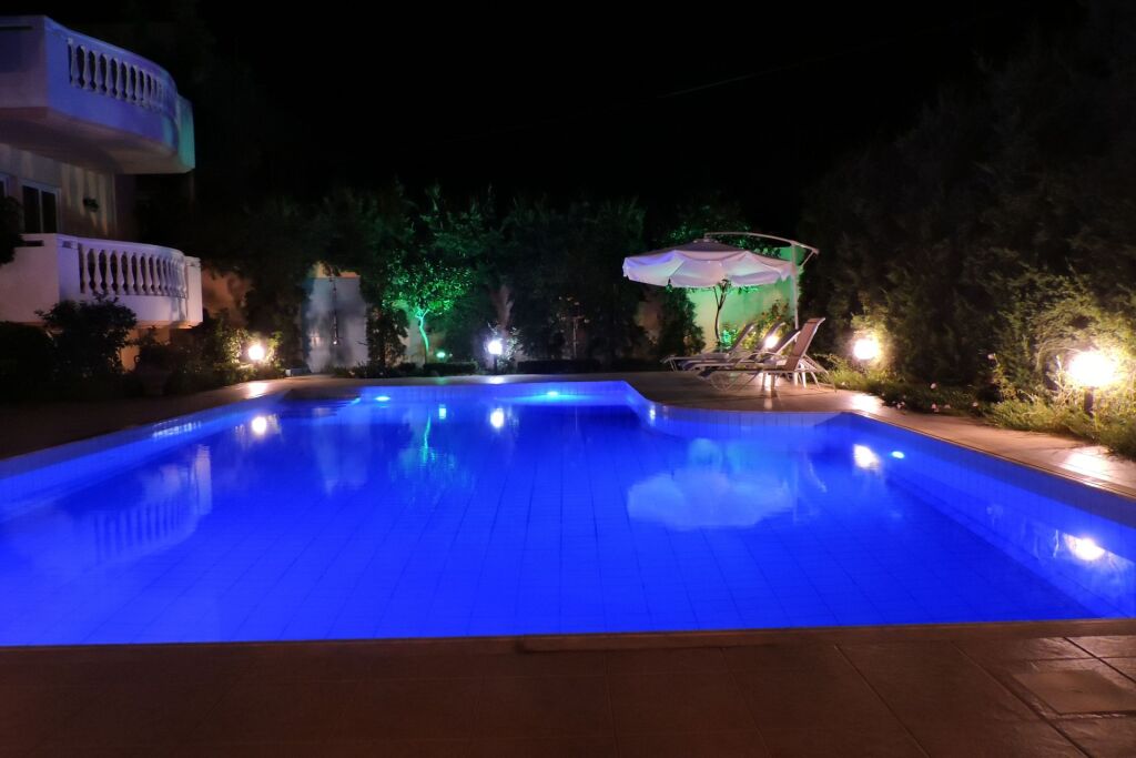 Golden Rose Suites 3 *