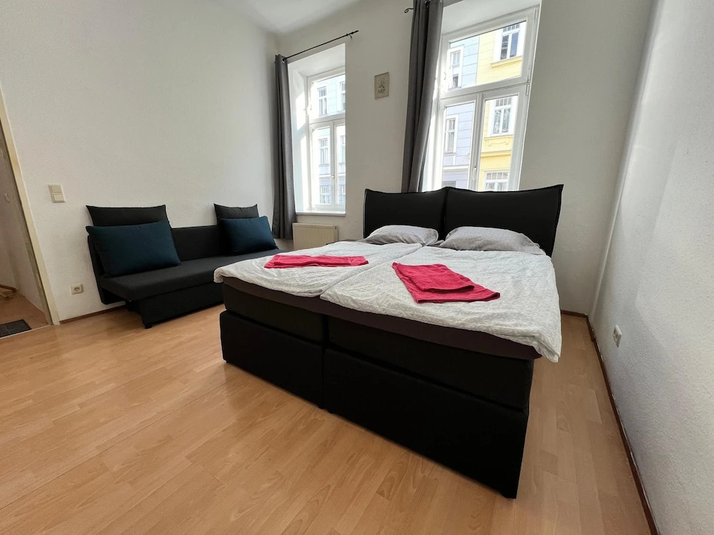 Affordable 3BR shared Apt. near Meidling
