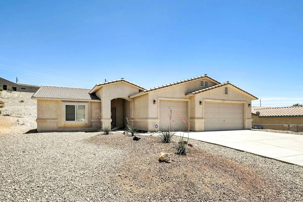 Cozy Lake Havasu City Retreat w/ Deck & Pool Table