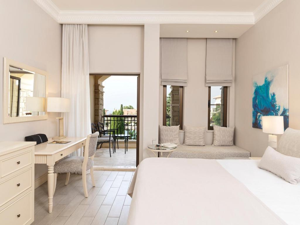 Двухместный номер Deluxe с красивым видом из окна двуспальная кровать в Aphrodite Hills Hotel