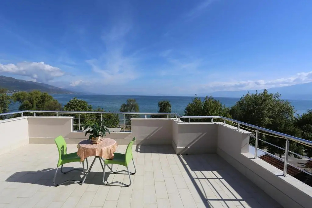 Suite with lake view