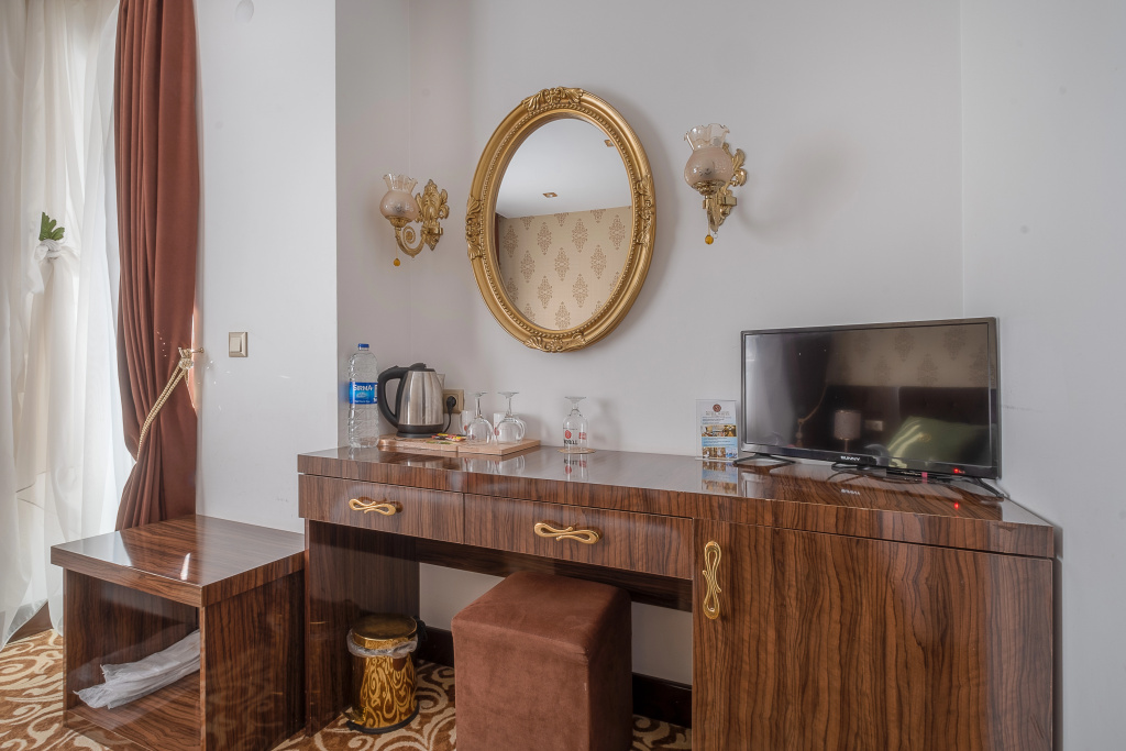 S White Hotel — 4