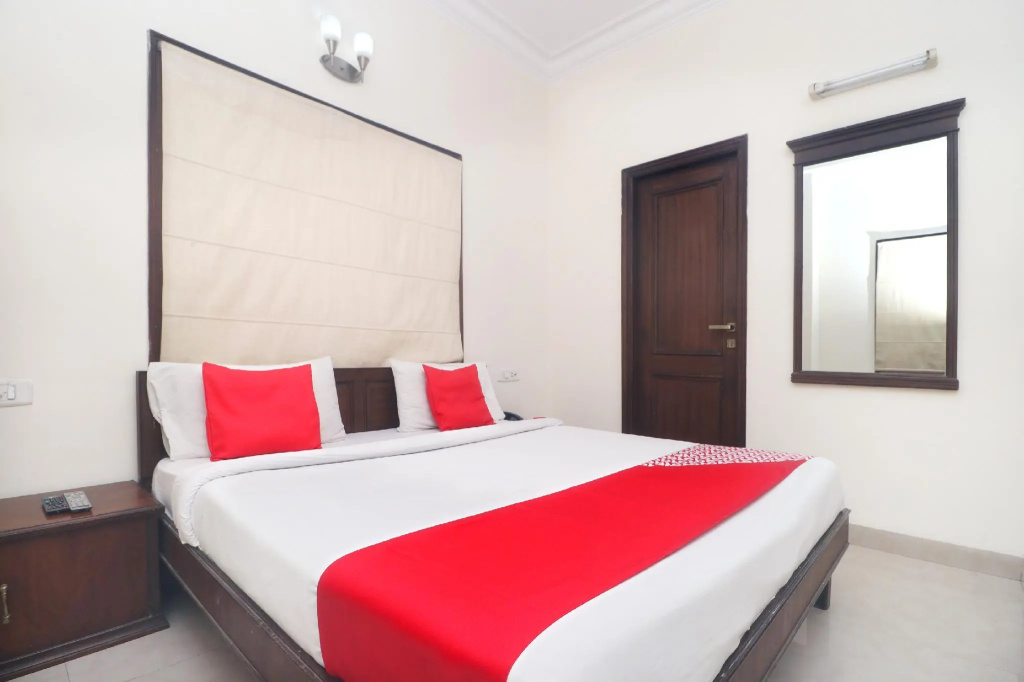 Deluxe Double room (full double bed)