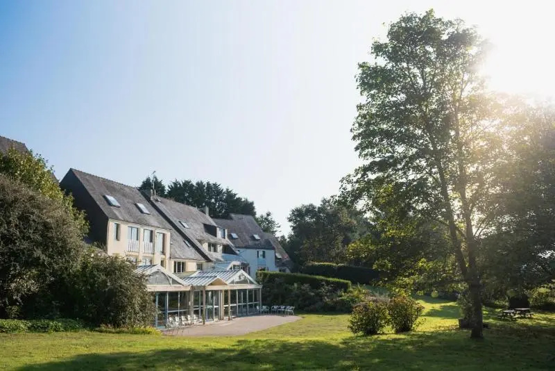 Logis Latitude Ouest Hotel Restaurant & Spa