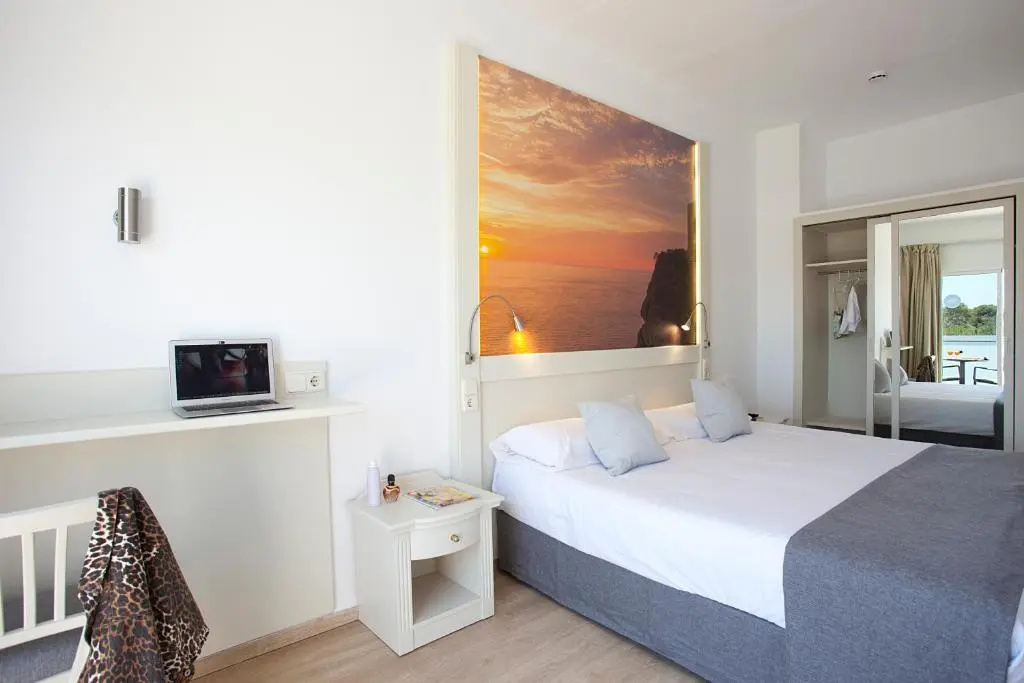 Superior Double room with harbour view (full double bed)