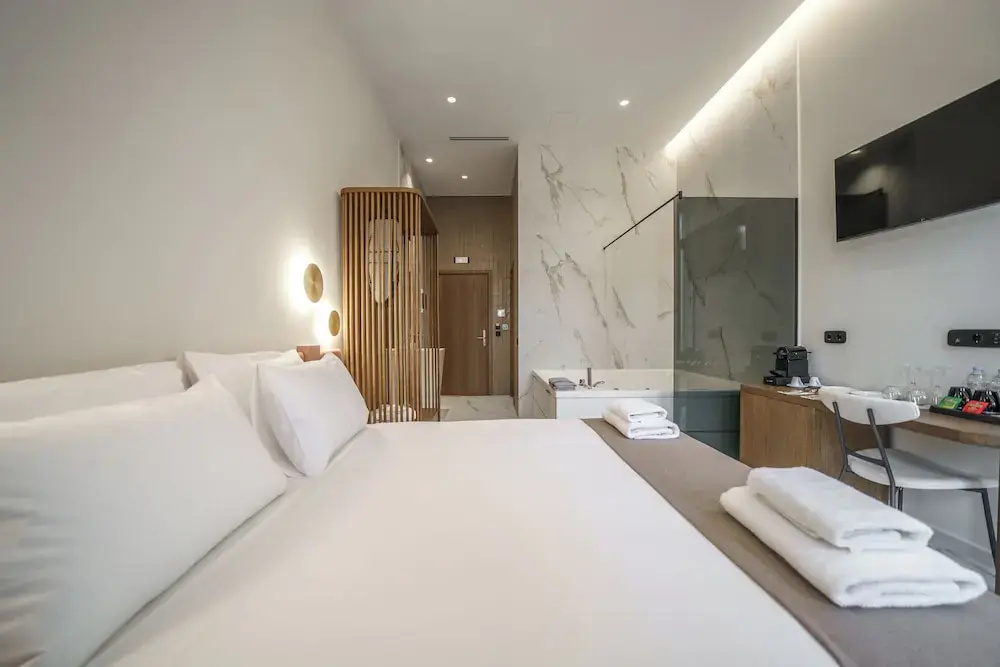 Double Suite with city view (full double bed)