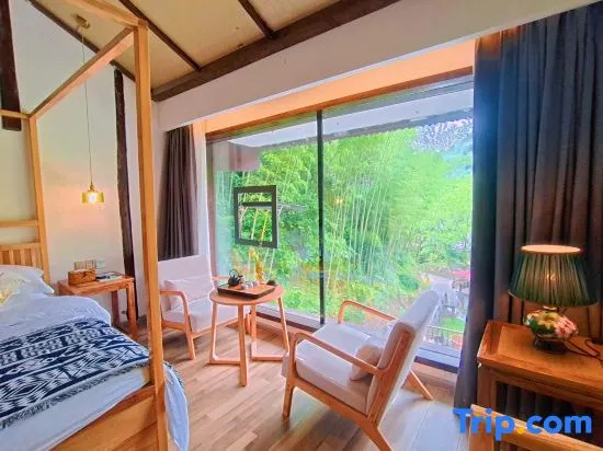 Standard room with pool view
