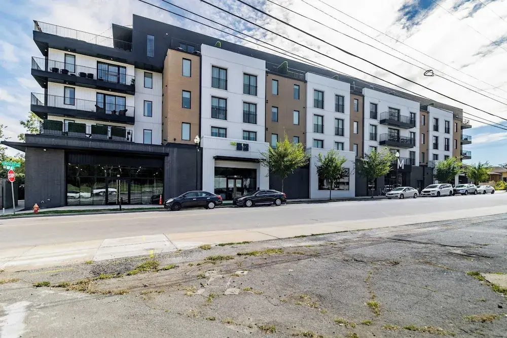 Downtown Nashville 2BR Condo Balcony & Parking Near Broadway