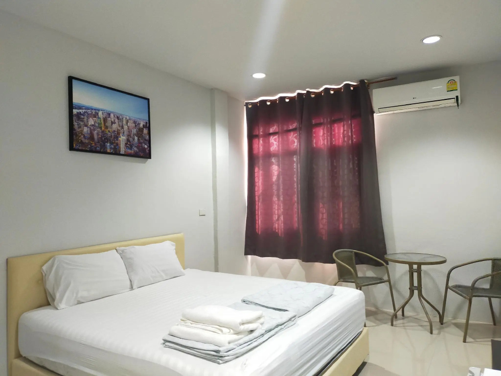 Deluxe Double room (full double bed)