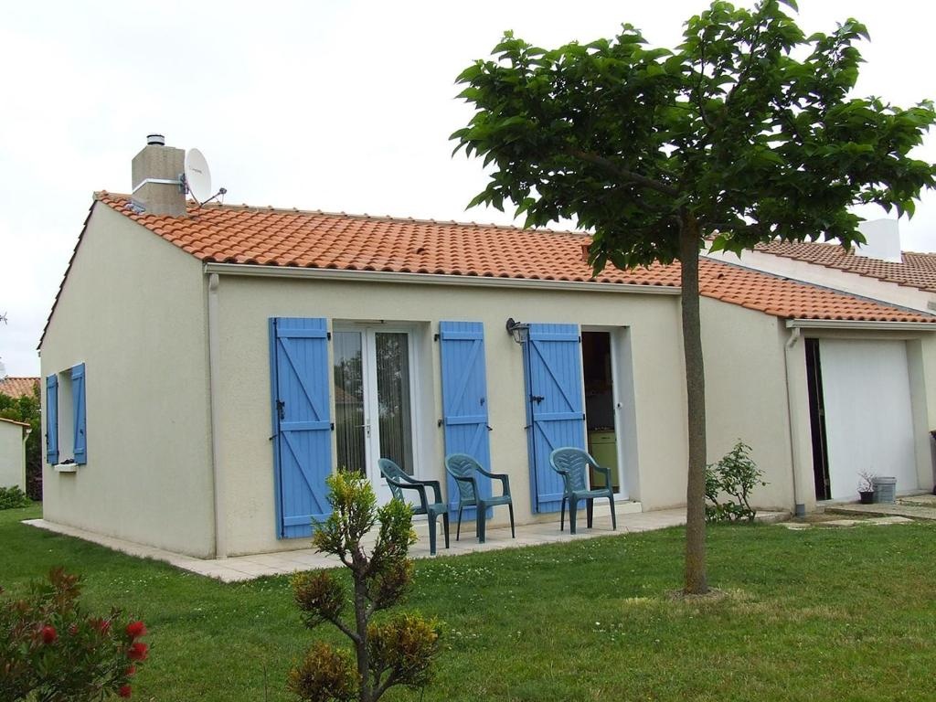 Une sympathique maison de vacances aux volets bleus