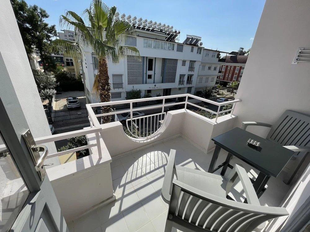 Deluxe Double room with balcony (full double bed)