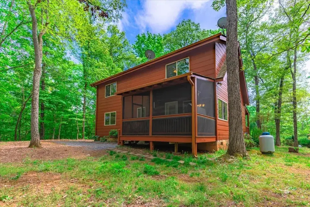 Firefly-pristine Mountain Cabin With hot tub Screened Porch Fire pit Wifi