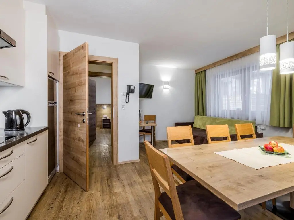 4 Bedrooms Apartment