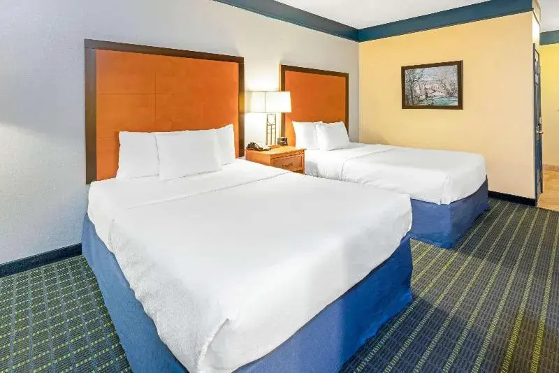 La Quinta Inn & Suites by Wyndham Shawnee - Chambres