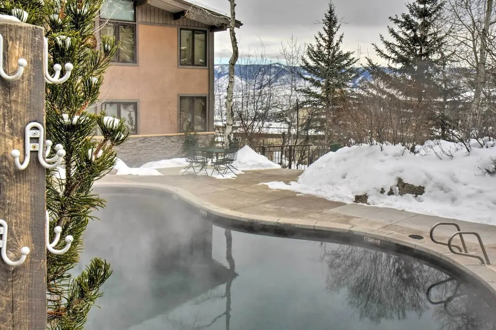 Ski Lovers Studio w/ Easy Pool + Hot Tub Access!