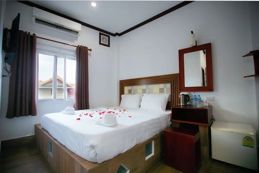 Deluxe Double room (full double bed)