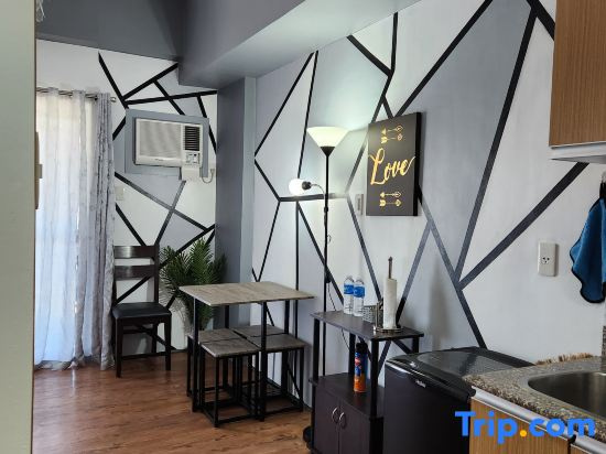 Condo Azur Suites Amani A125, near Airport, Netflix, Cozy with Luxurious Pool and Gym