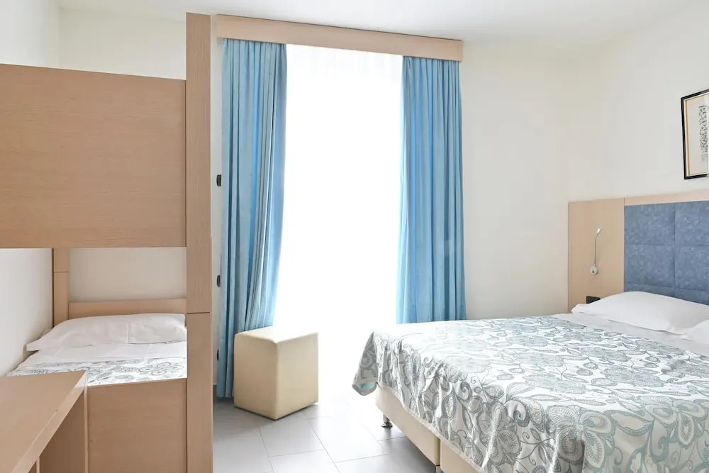 Standard Quadruple room with lake view