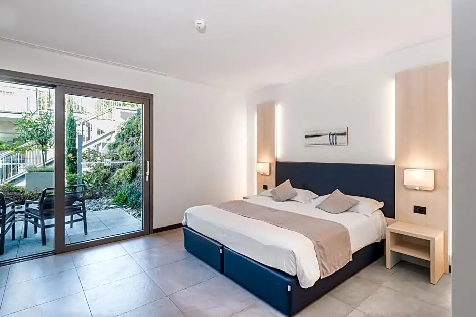 Standard Double room with garden view (full double bed)