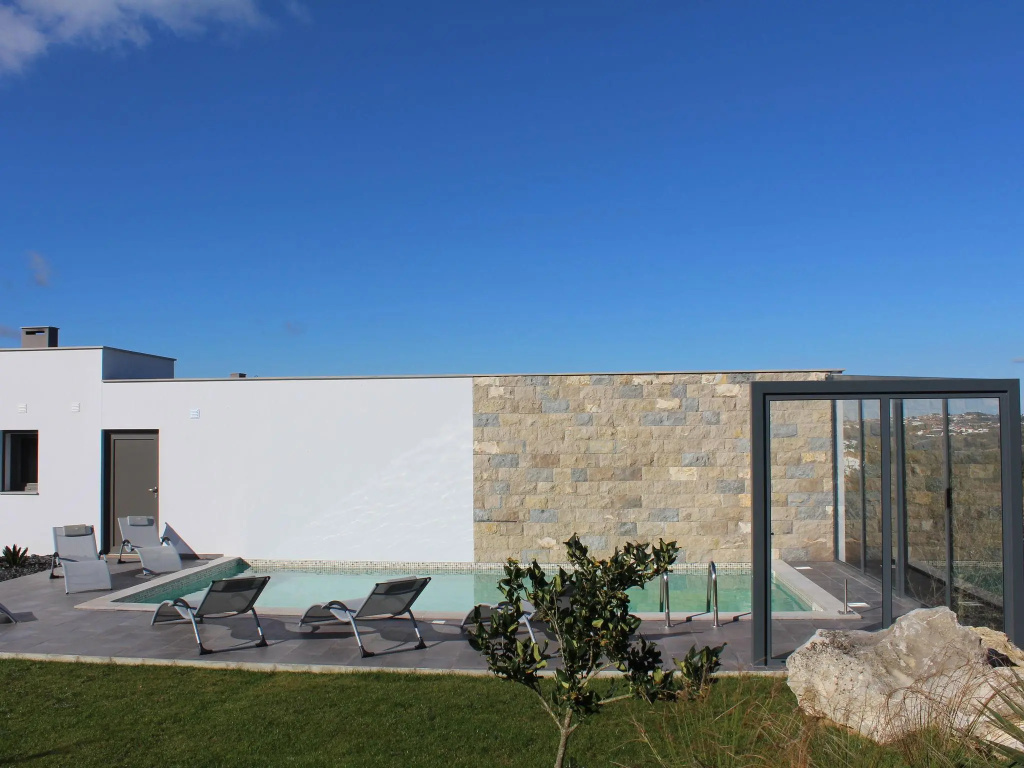 Alluring Villa in Salir de Matos near Coast