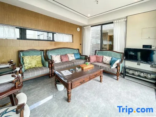 5 Bedrooms Villa