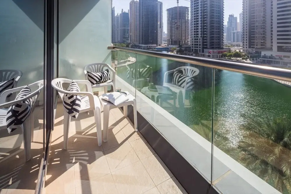 Spacious + Modern Studio in JLT - Sleeps 3