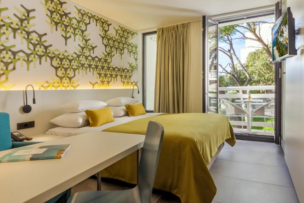 Standard Double room with balcony (full double bed) — room photo 2