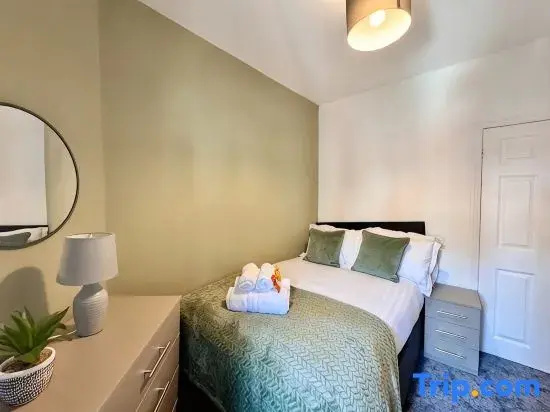 Brandon Grove Stay | Sleeps 6 by Week2Week